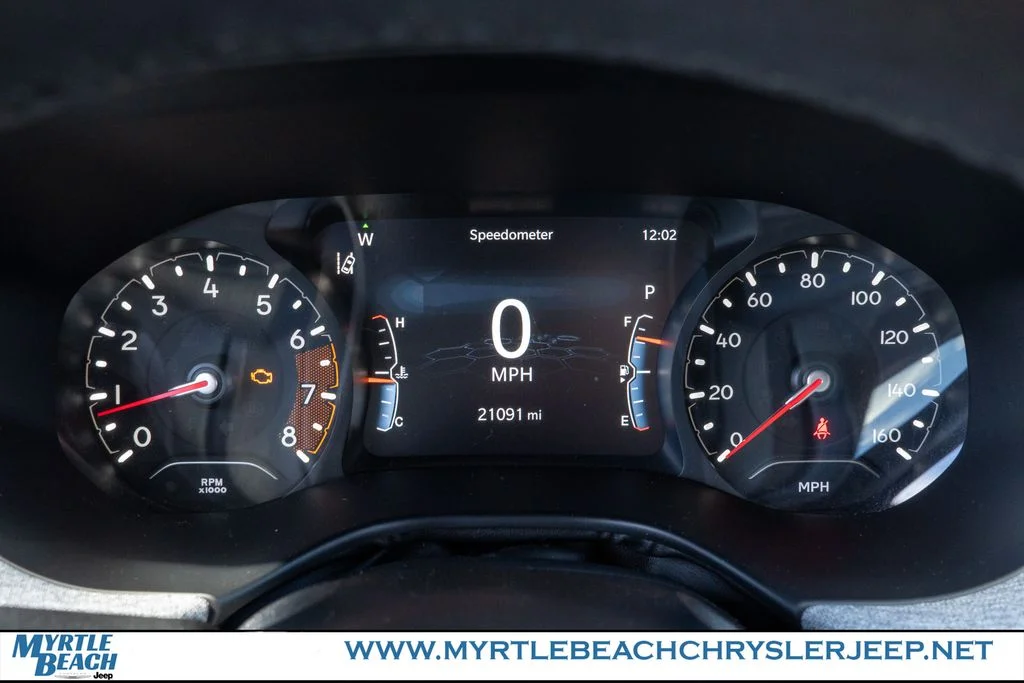 Used 2023 Crystal Metallic Jeep Latitude image 25