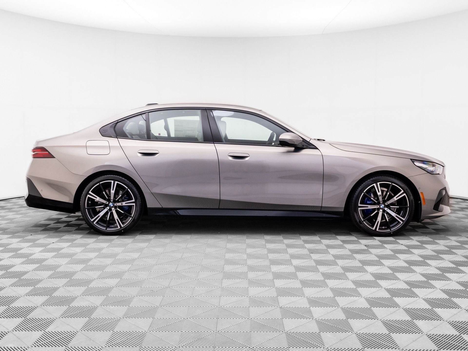 New 2026 Oxide Grey Metallic BMW 530i xDrive image 8