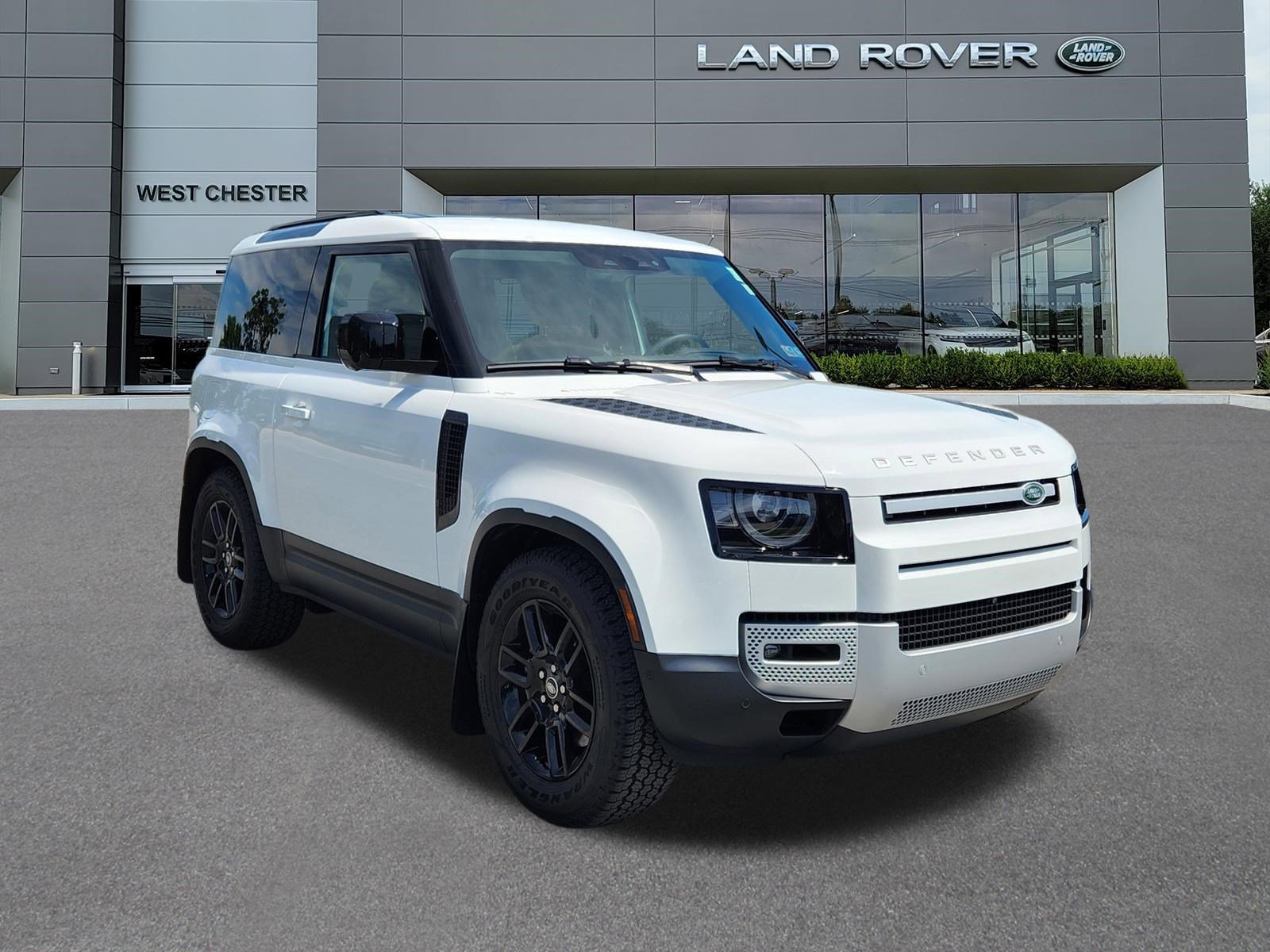Certified Used 2025 Fuji White Land Rover S image 2