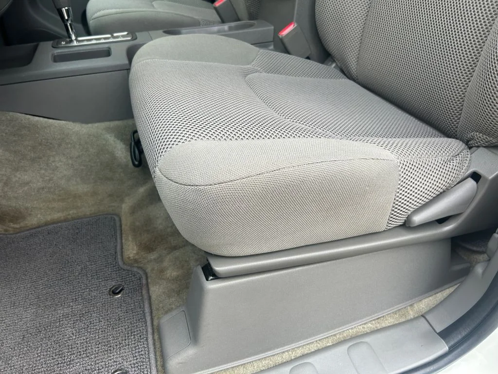 Used 2017 Glacier White Nissan  image 21