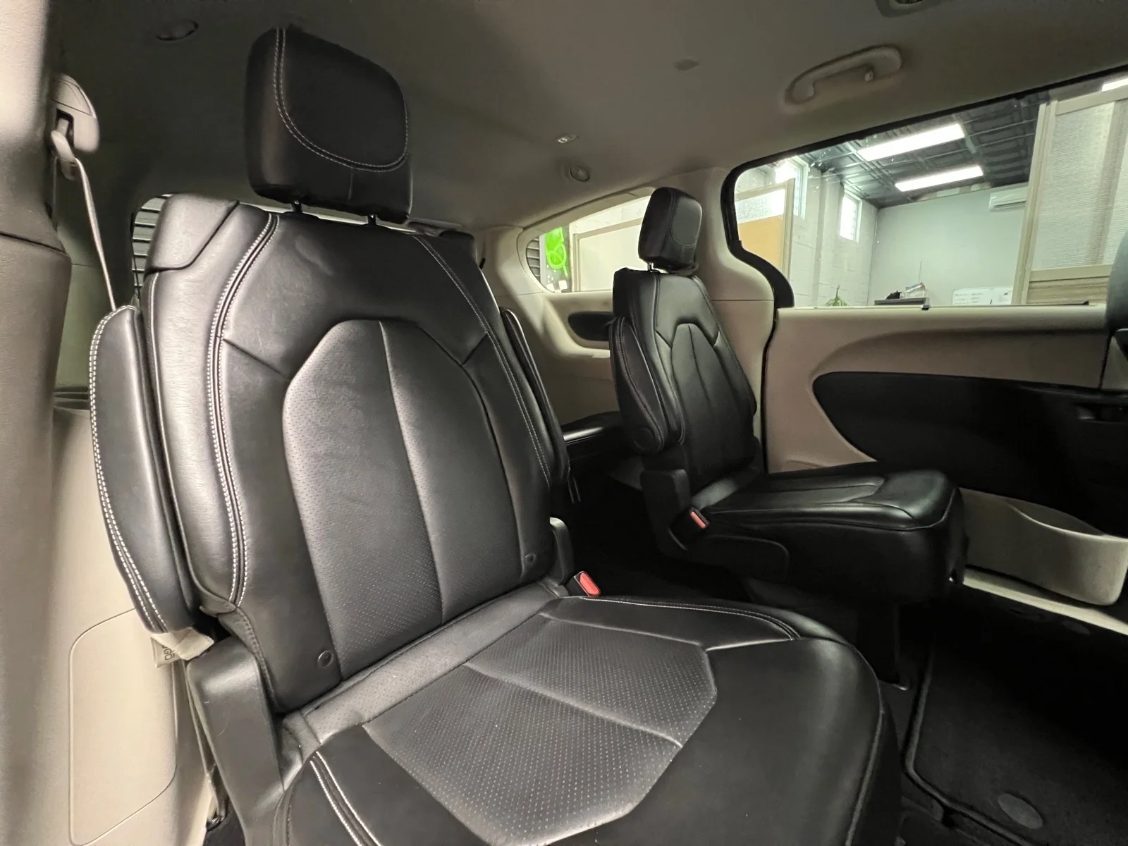 Used 2024 Brilliant Black Crystal Pearl Coat (pxr) Chrysler Touring L image 26