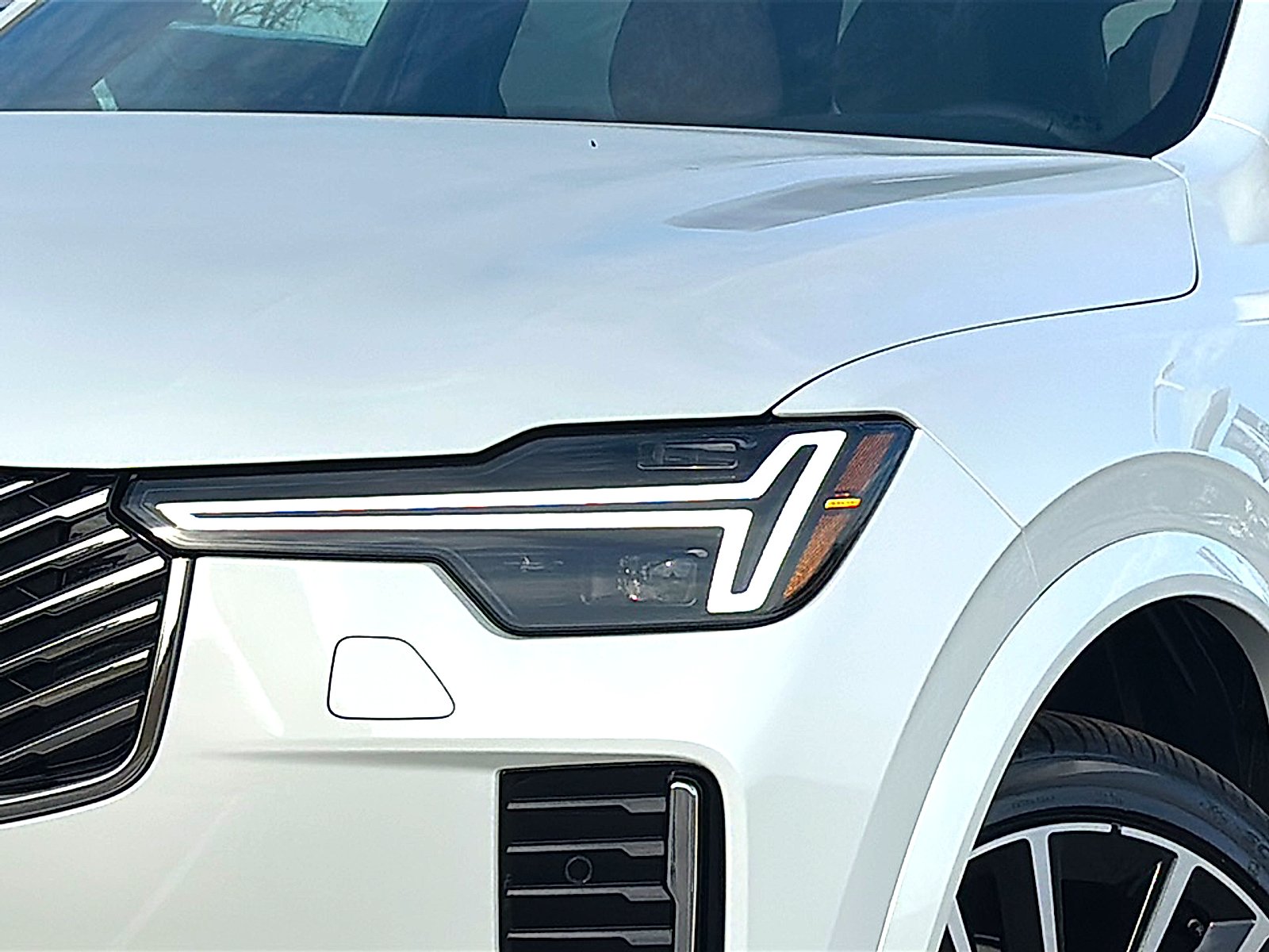 New 2026 Crystal White Volvo Plus image 4