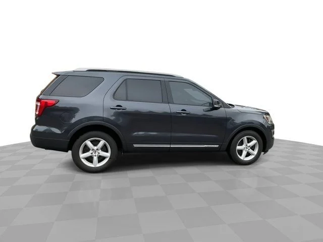 Used 2017  Ford XLT image 2