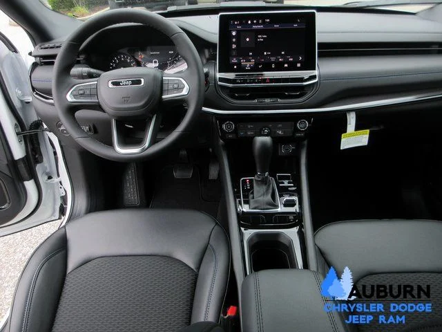 New 2026 Bright White Clear-Coat Exterior Paint Jeep Latitude image 7
