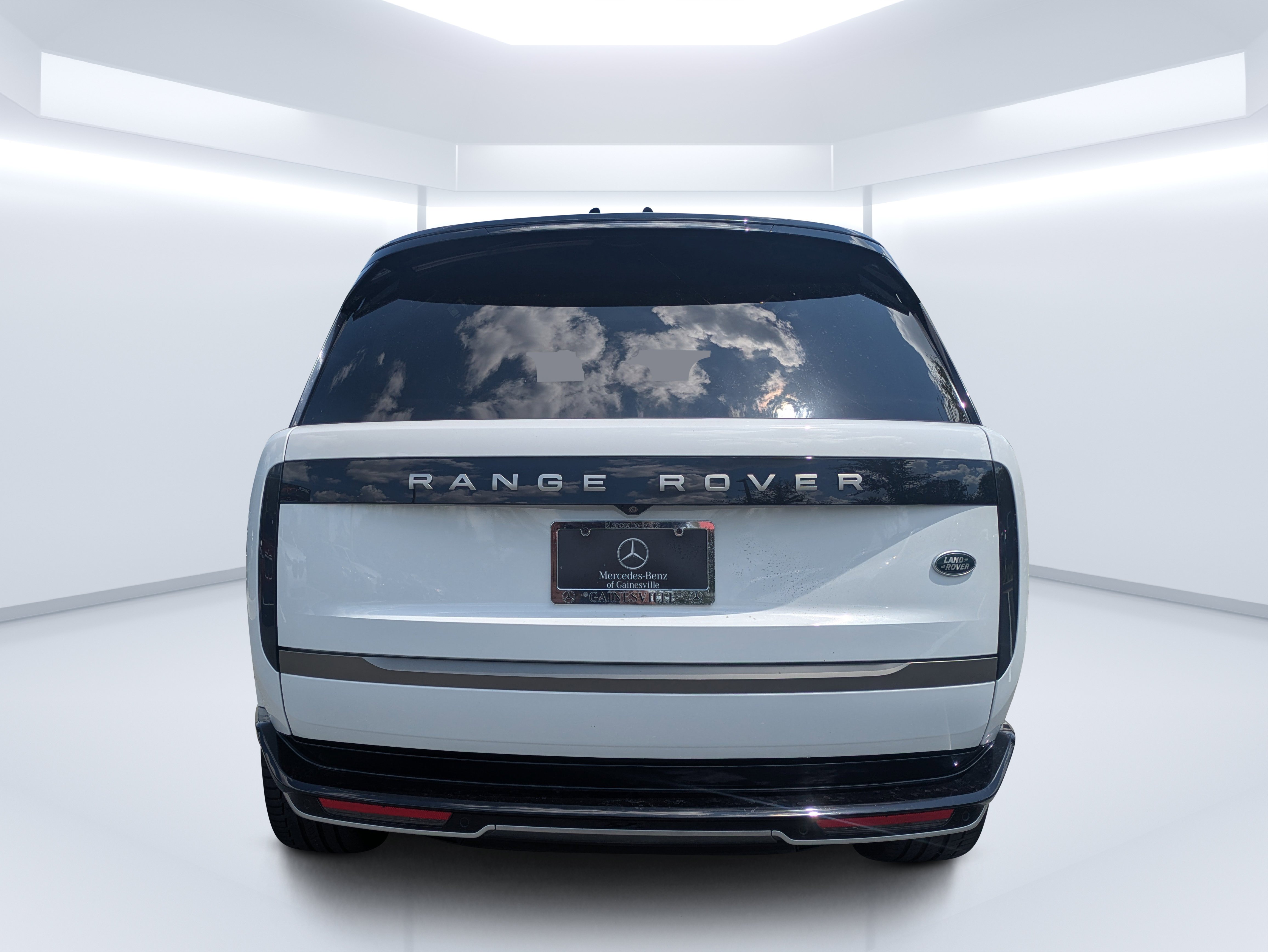 Used 2023 Fuji White Land Rover SE image 4