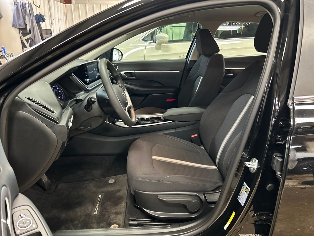 Certified Used 2022 Black Hyundai SE image 14