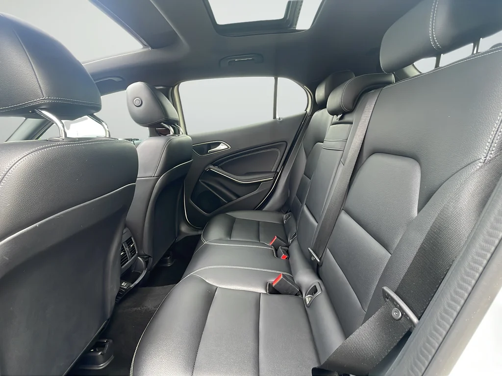 Used 2018 White Mercedes-Benz GLA 250 image 17