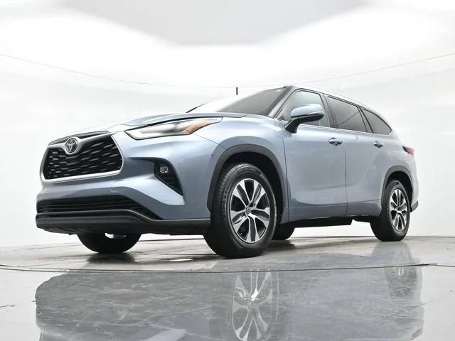 Used 2022 Moon Dust Toyota XLE image 28