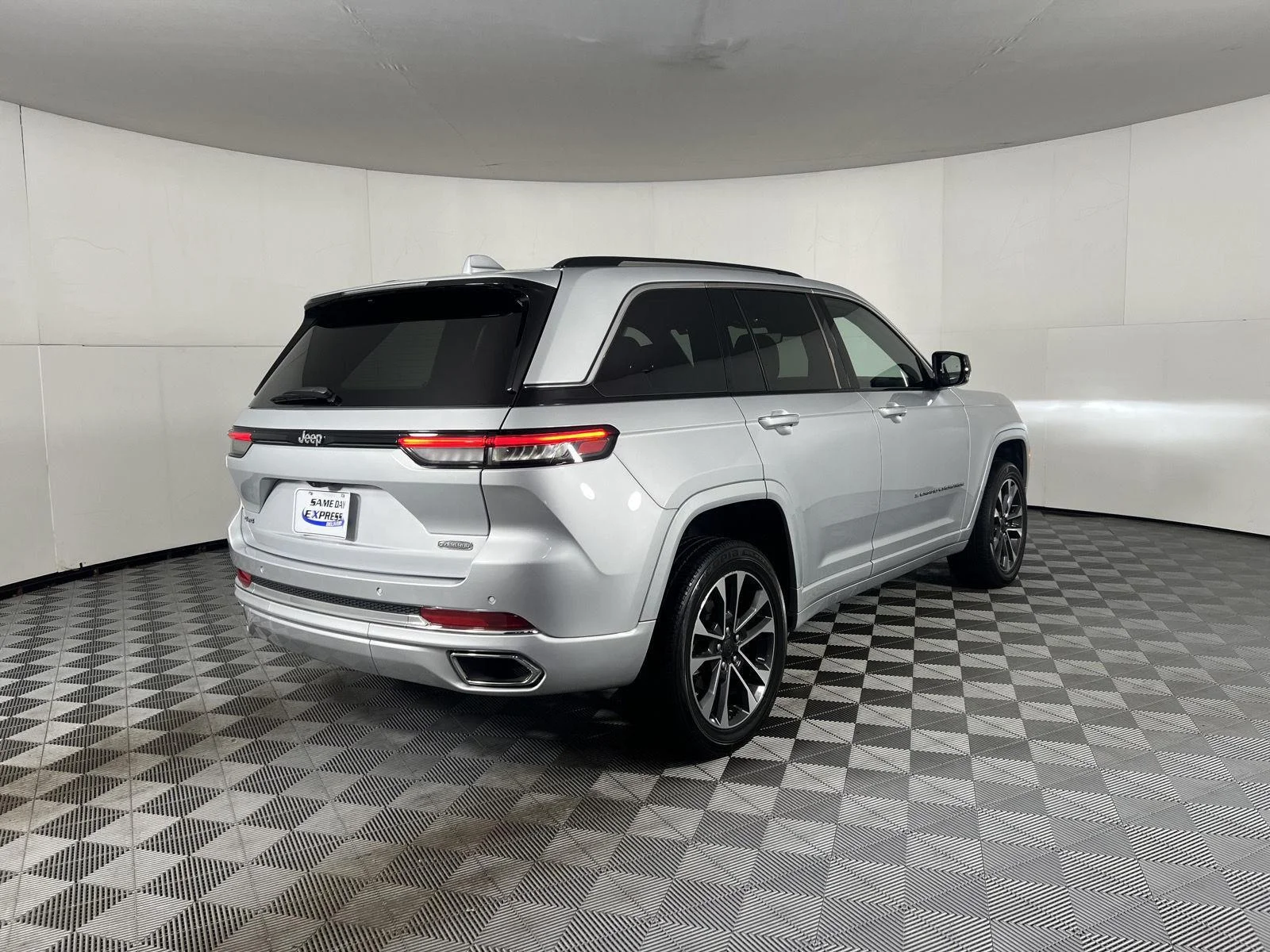 Used 2022 Silver Zynith Jeep Overland image 7