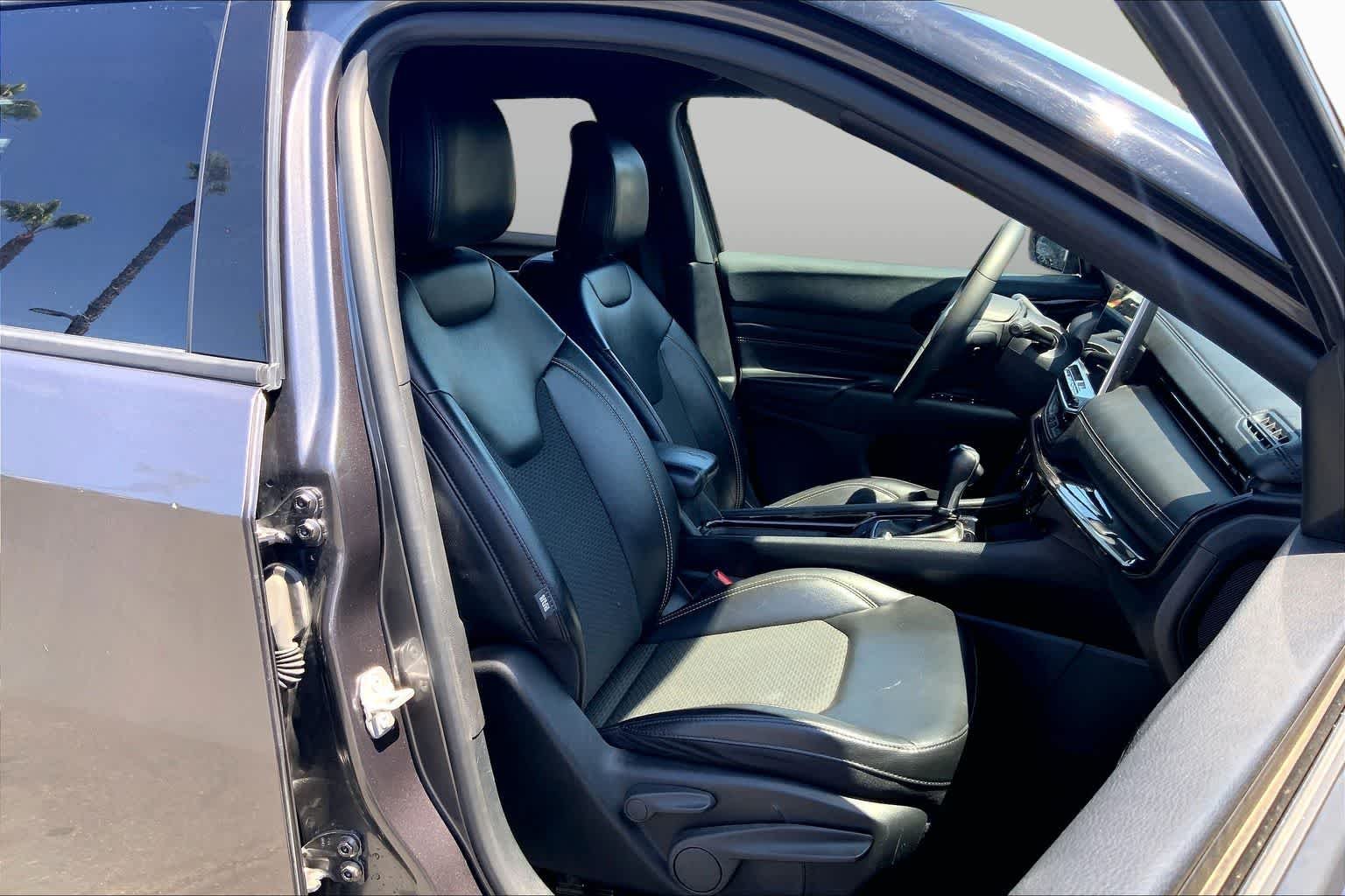 Used 2023 Granite Crystal Metallic Clearcoat Jeep Altitude image 8