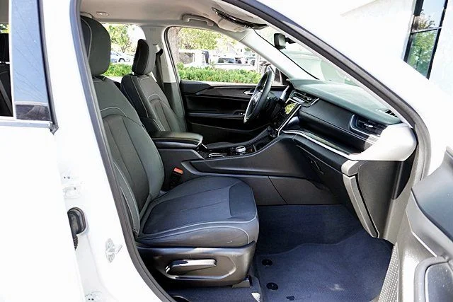 Used 2023 White Jeep Laredo image 11