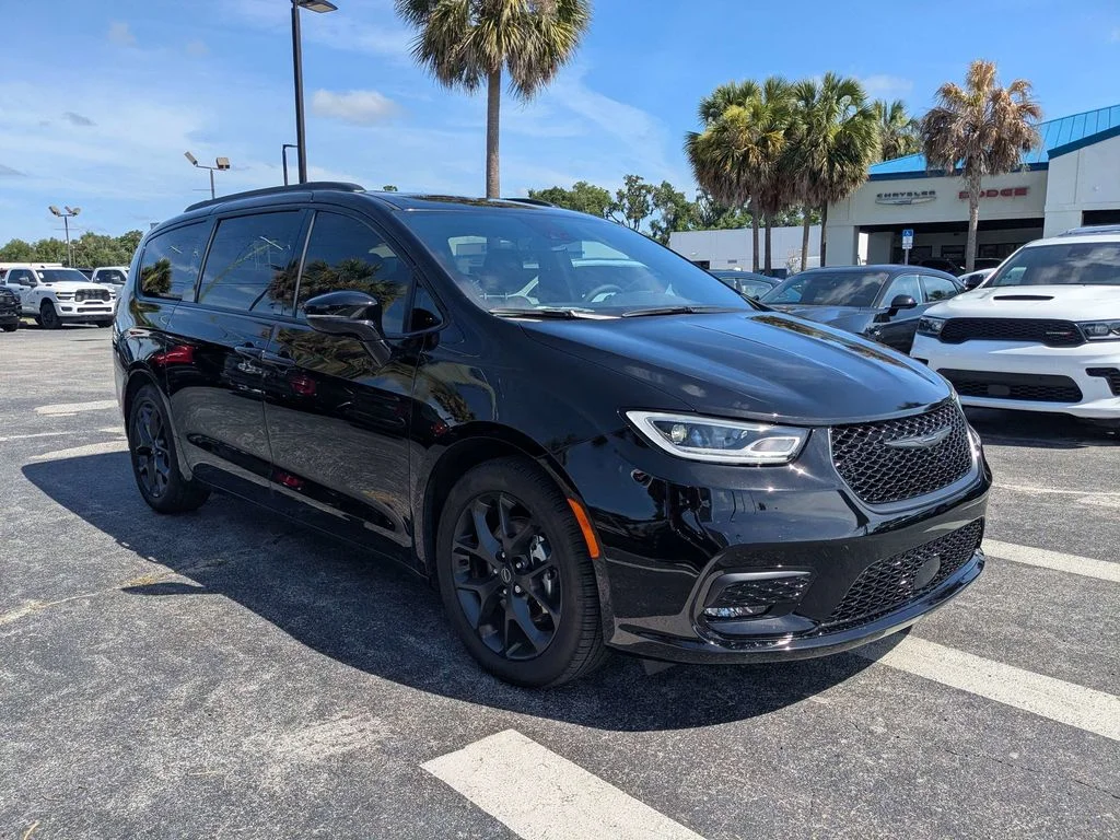 2026 Chrysler Pacifica Limited's photo
