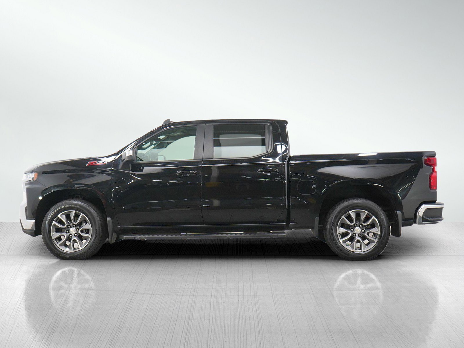 Used 2021 Chevrolet Silverado 1500 LT with VIN 3GCUYDETXMG309366 for sale in White Bear Lake, Minnesota