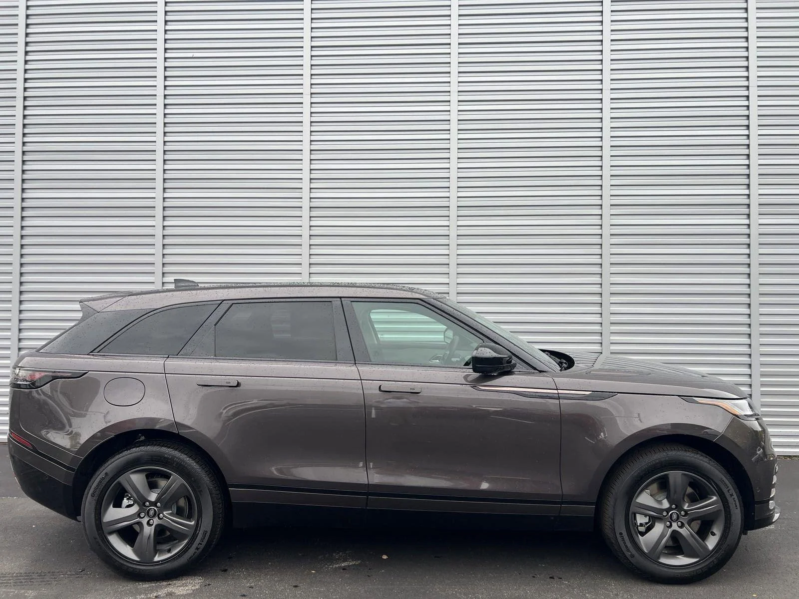 New 2025 Charente Grey Premium Metallic Land Rover Dynamic SE image 6