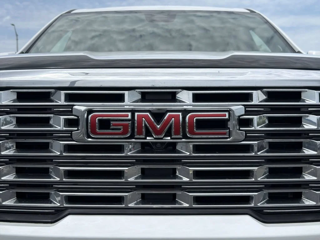 Used 2025 White Frost Tricoat GMC Denali image 38