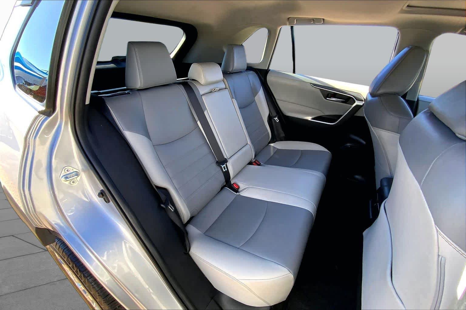 Used 2024 Silver Sky Metallic Toyota XLE Premium image 20