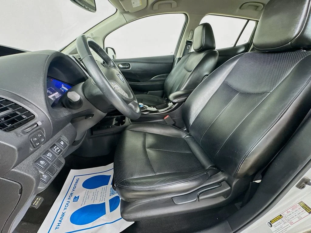 Used 2014 Brilliant Silver Nissan SL image 26