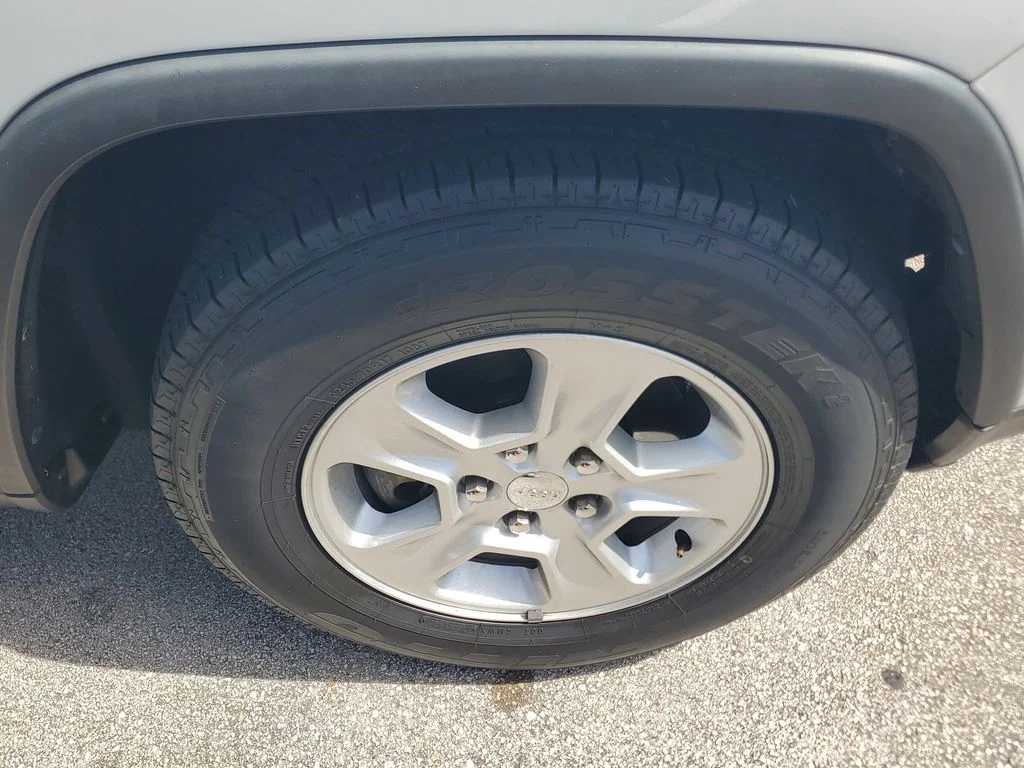 Used 2016 White/off-white Jeep Laredo image 10