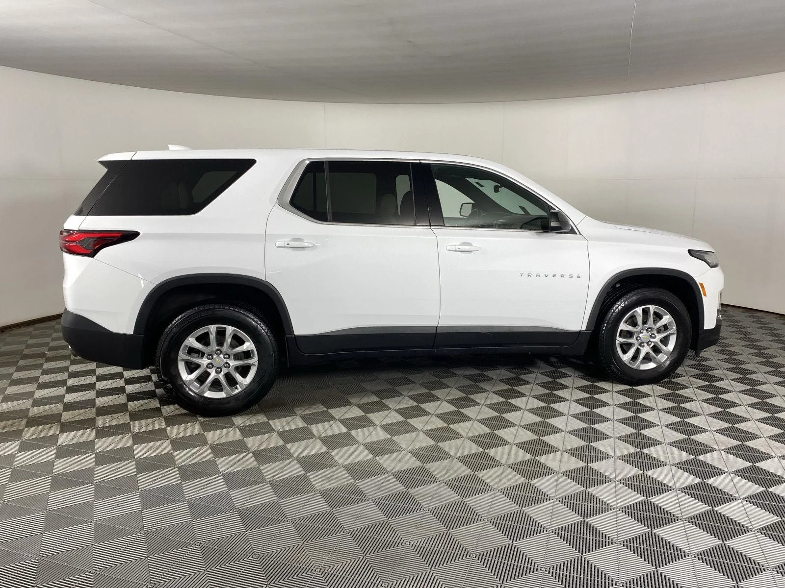 Used 2023 Wh Chevrolet  image 8