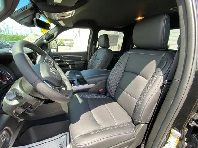 New 2026 Diamond Black Crystal Pearl-Coat Exterior Paint RAM Big Horn image 9