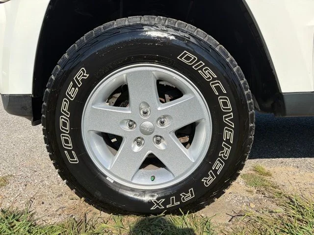 Used 2005 White Jeep Laredo image 9