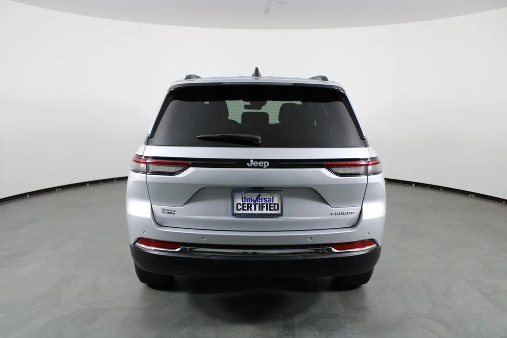 Used 2025 Silver Jeep Laredo X image 10