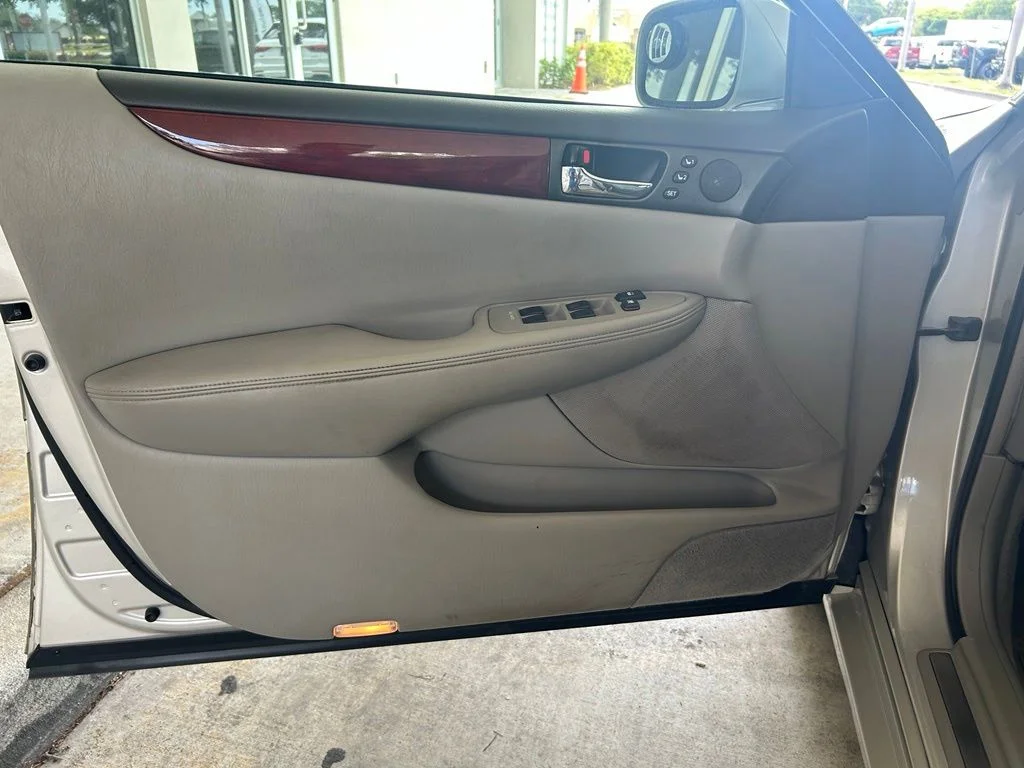 Used 2002  Lexus 300 image 36