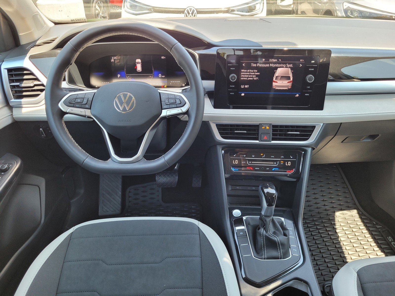 2025 Volkswagen Taos SE - Photo 7