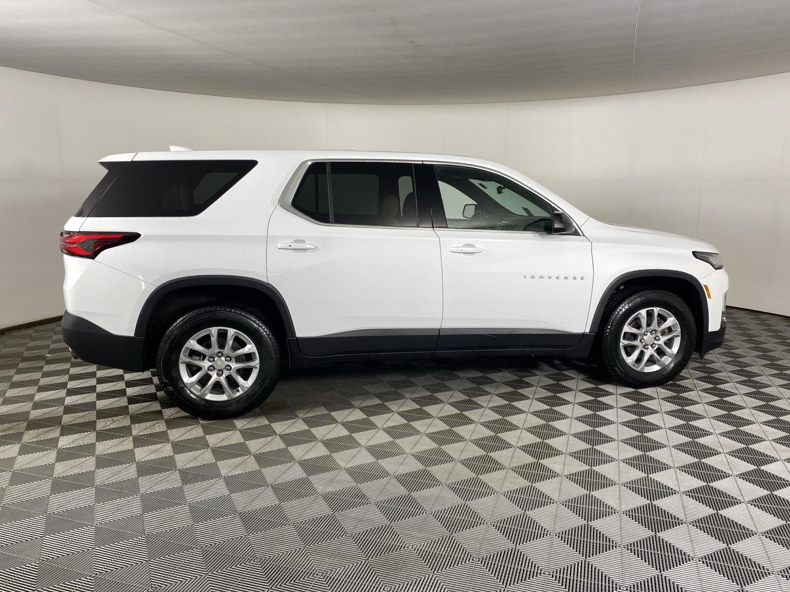Used 2023 Wh Chevrolet  image 8