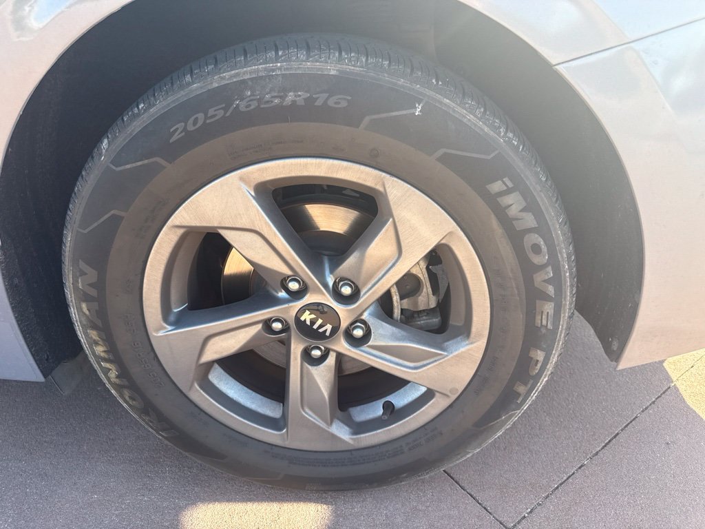 Used 2021 Silver Kia LXS image 6
