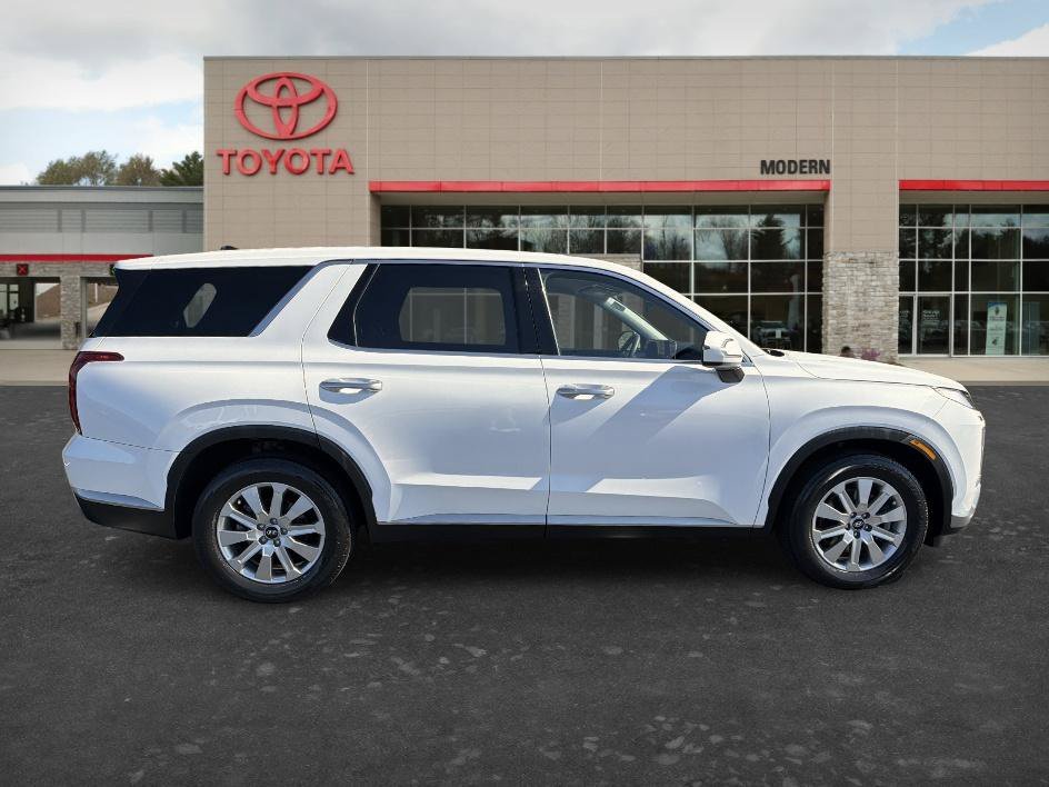 Used 2025 Hyper White Hyundai SE image 4