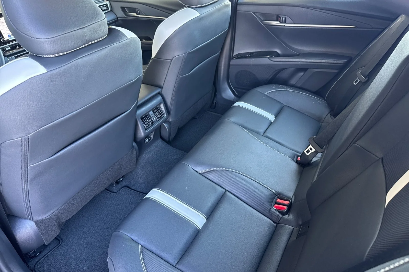 2026 Toyota Camry SE - Photo 11