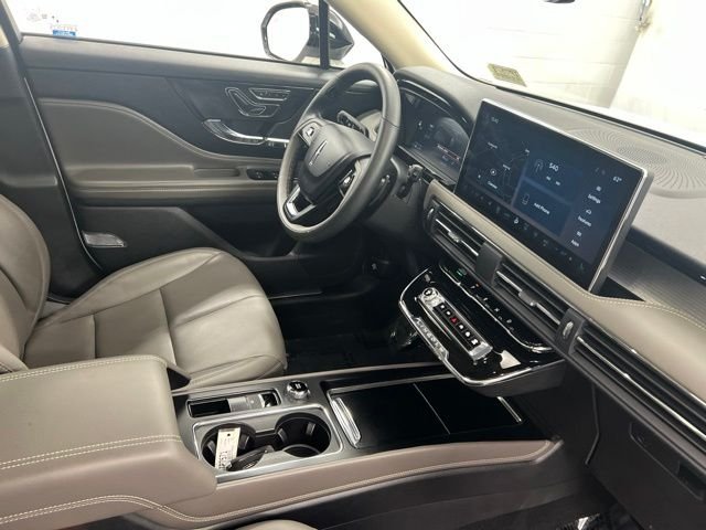 Used 2023 Pristine White Lincoln Standard image 24