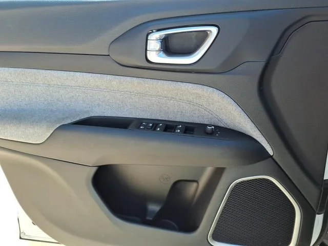 Used 2024  Jeep Latitude image 16