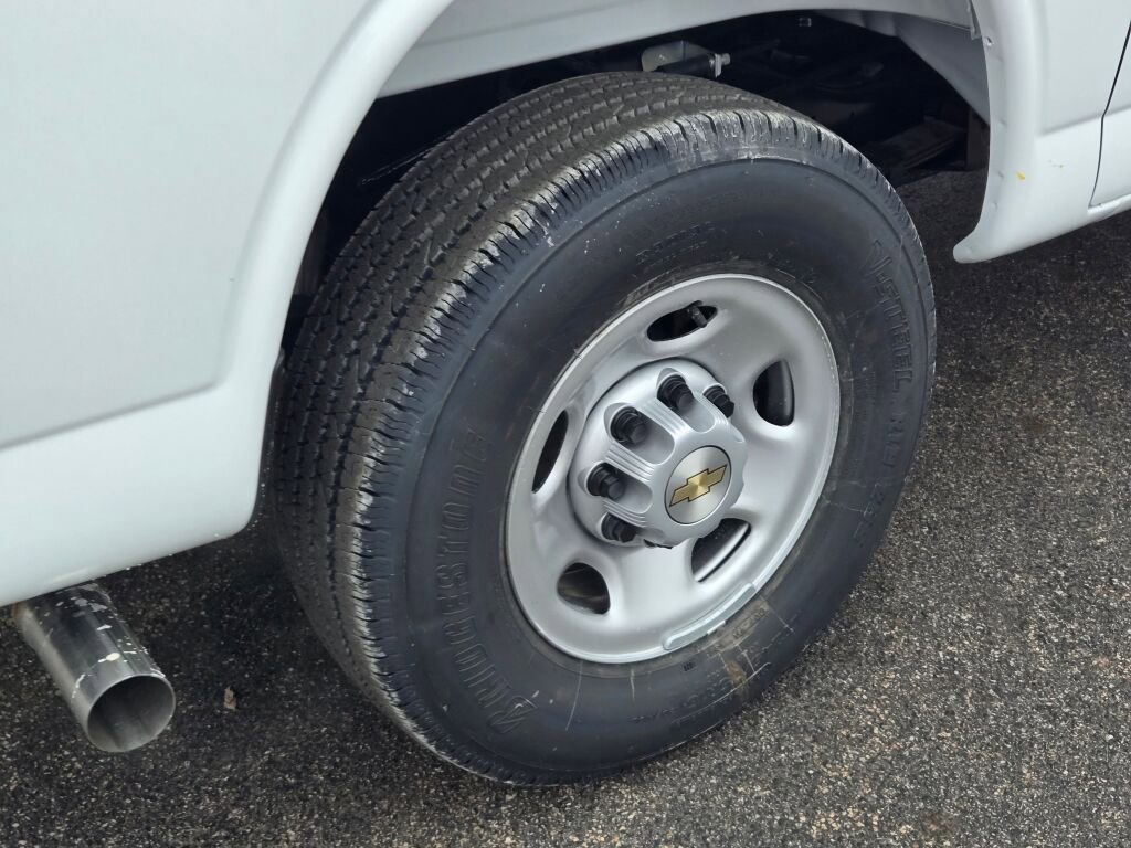 New 2026 Summit White Chevrolet WT image 11