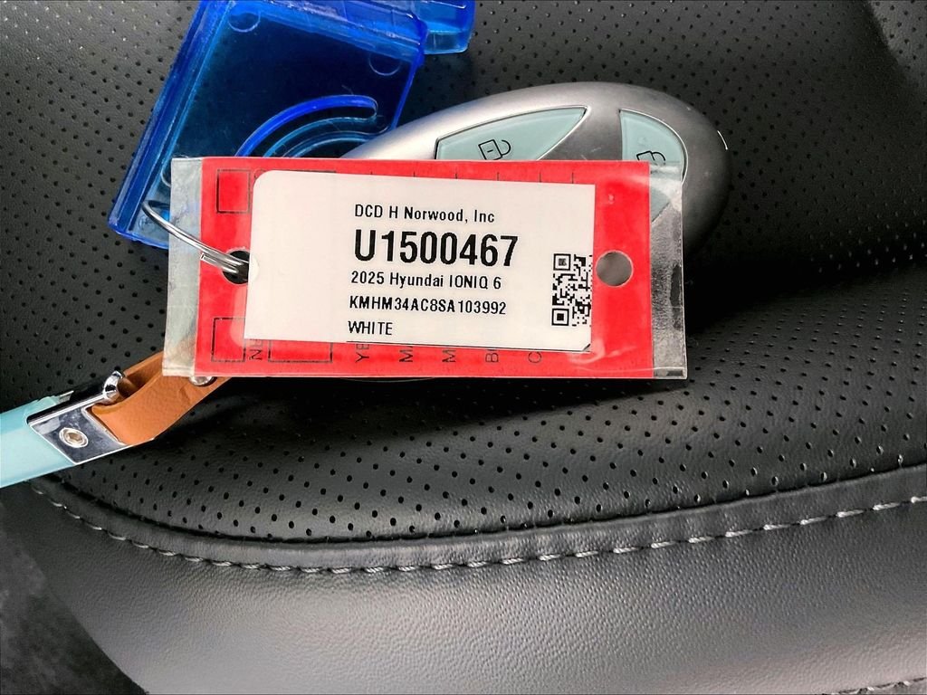 Used 2025 White Hyundai SEL image 30