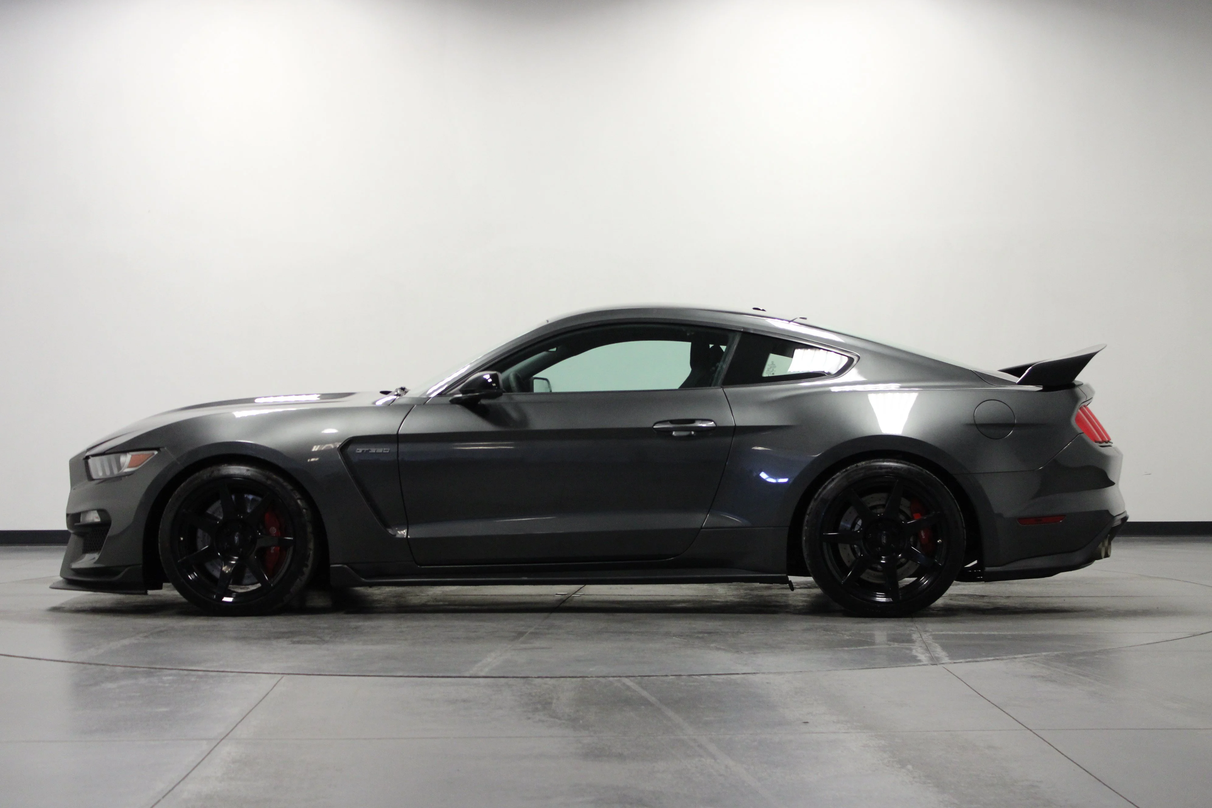 Used 2017 Magnetic Ford Shelby GT350R image 7