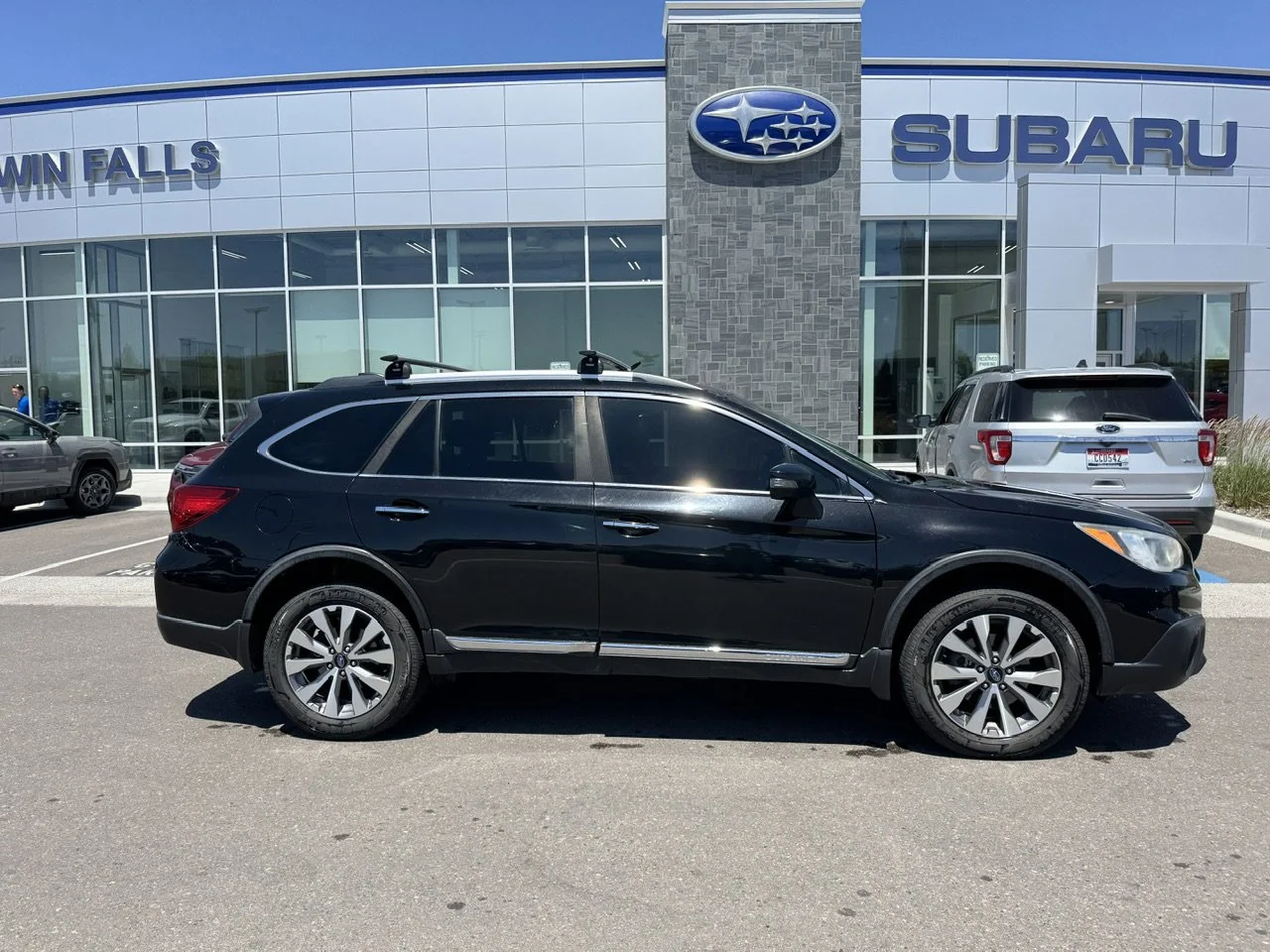 Used 2017 Crystal Black Silica Subaru Touring image 8