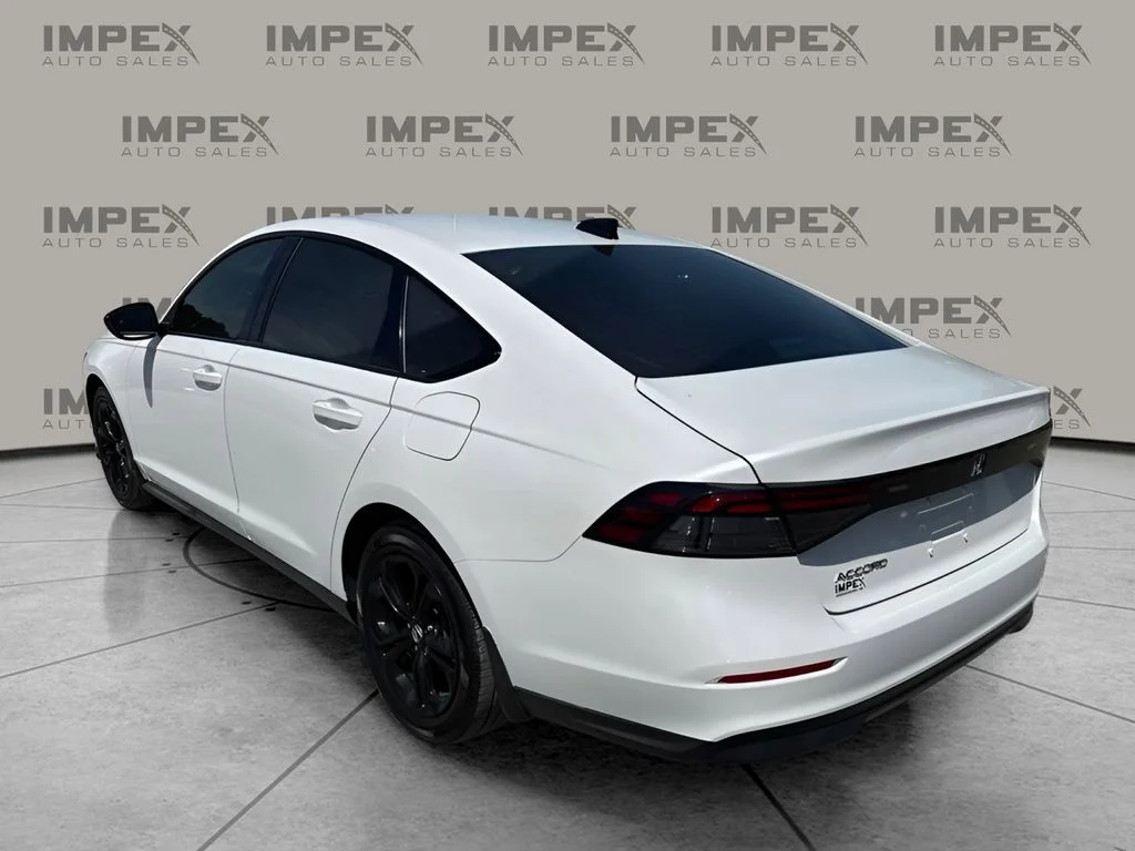 Used 2025 White Honda SE image 3