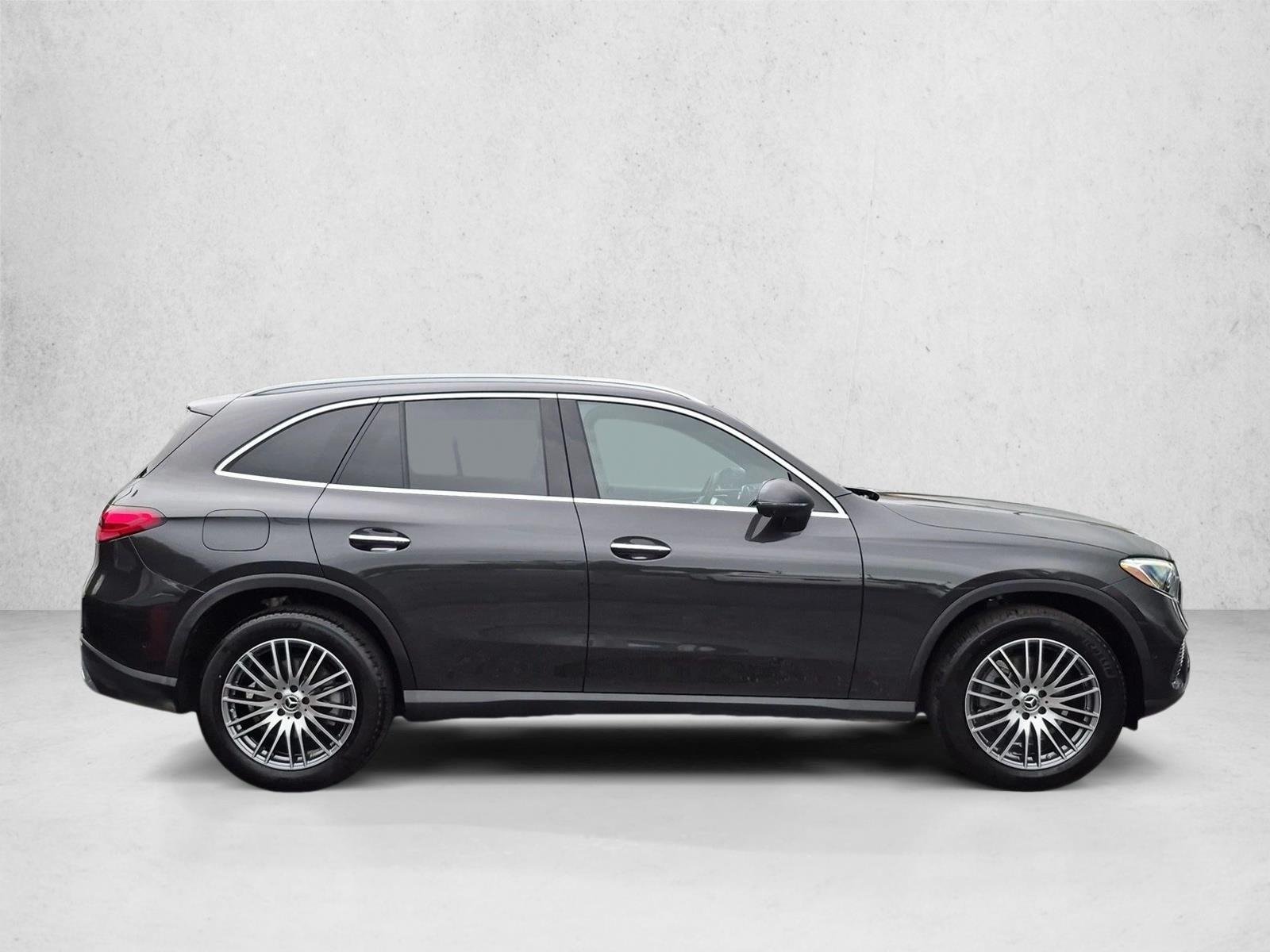 Used 2026 Graphite Grey Metallic Mercedes-Benz GLC 300 image 4