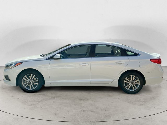 Used 2016 White Hyundai SE image 8
