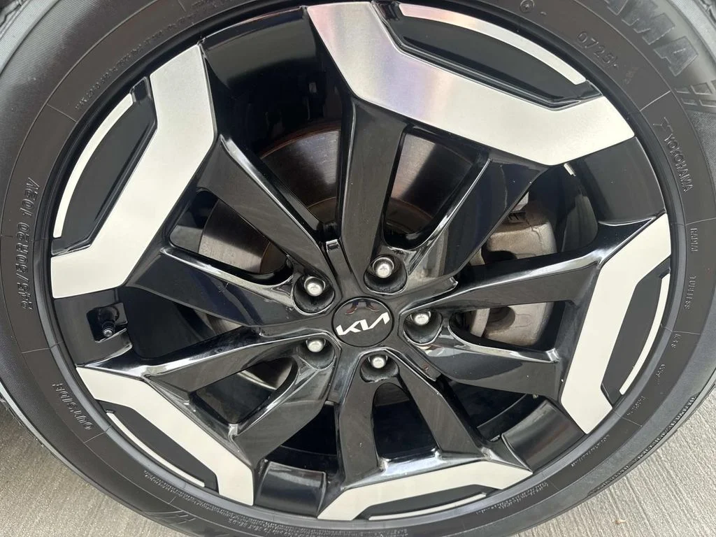 Used 2023 Silver Kia S image 9