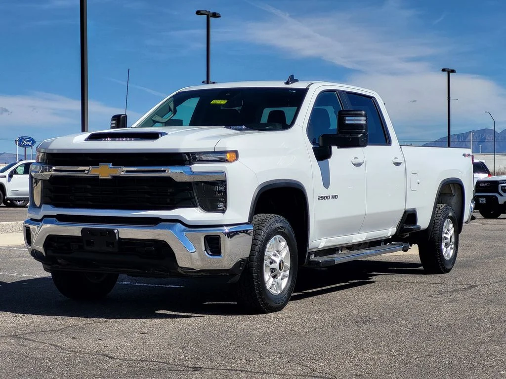 Used 2024 Summit White Chevrolet LT image 4