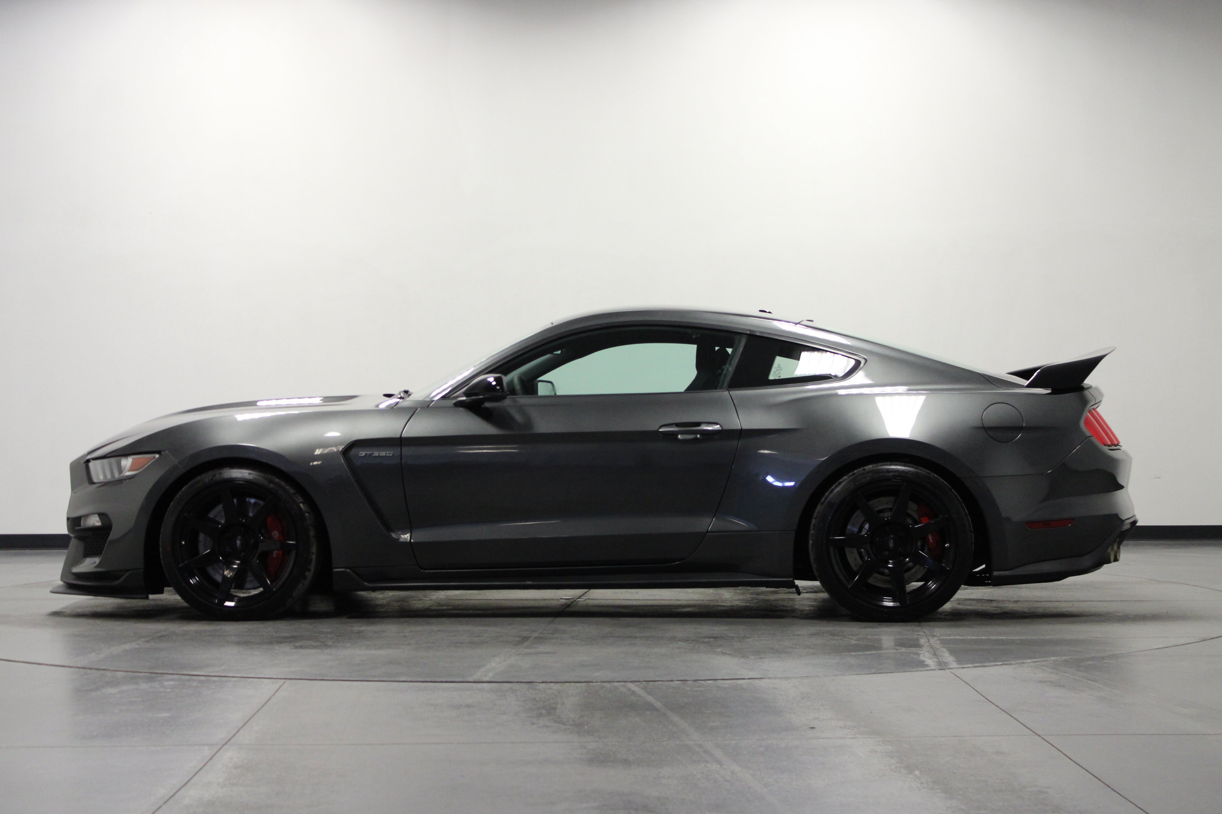 Used 2017 Magnetic Ford Shelby GT350R image 7