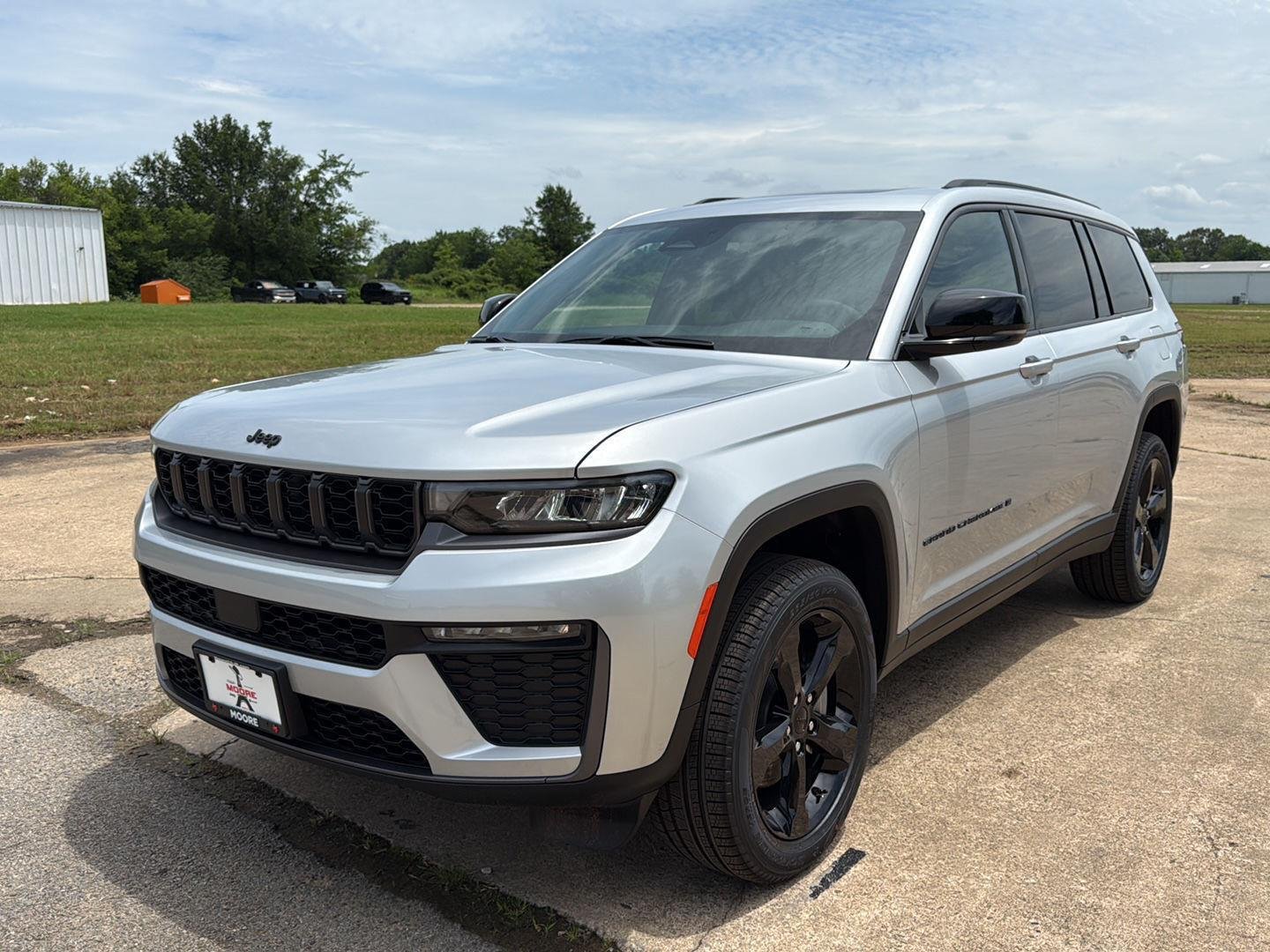 New 2026 Silver Zynith Exterior Paint Jeep Limited image 3