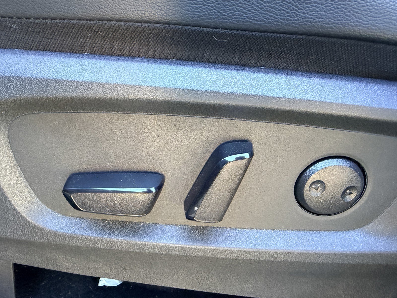 Used 2025 Silver Nissan SL image 19