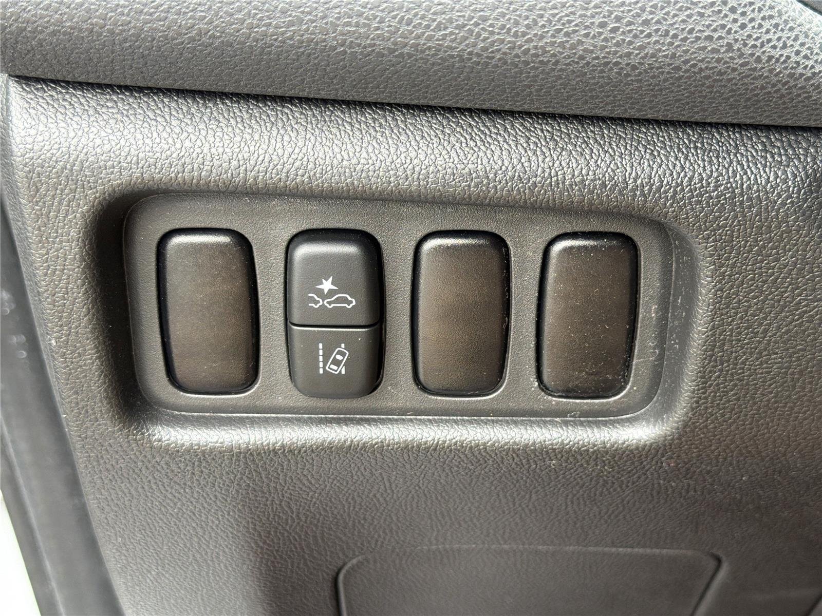 Used 2023 White Diamond Mitsubishi ES image 16