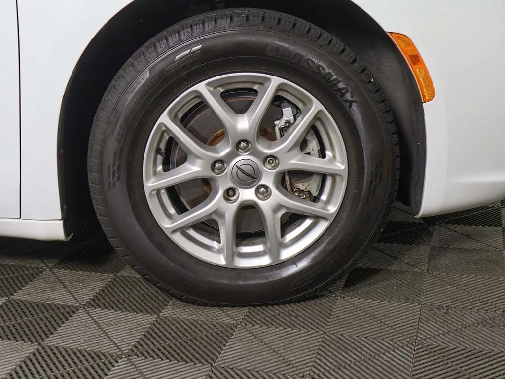 Used 2022 Bright White Clearcoat Chrysler Touring L image 21