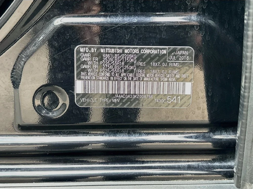 Used 2019 Labrador Black Metallic Mitsubishi SEL image 32
