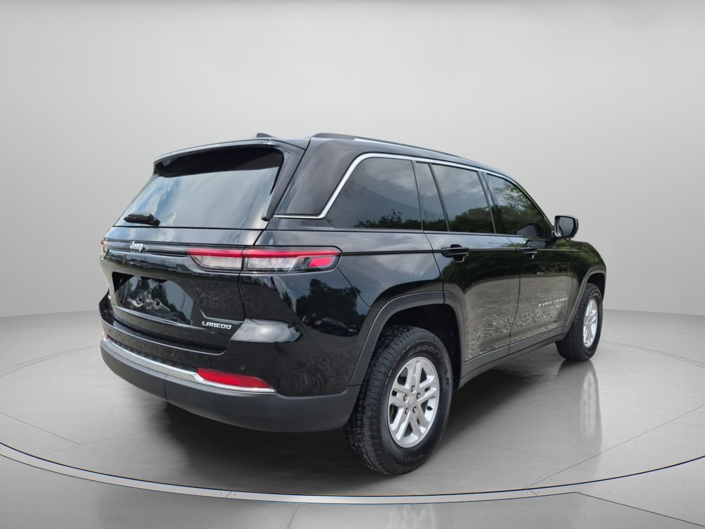 Used 2022 Diamond Black Crystal Pearlcoat Jeep Laredo image 3